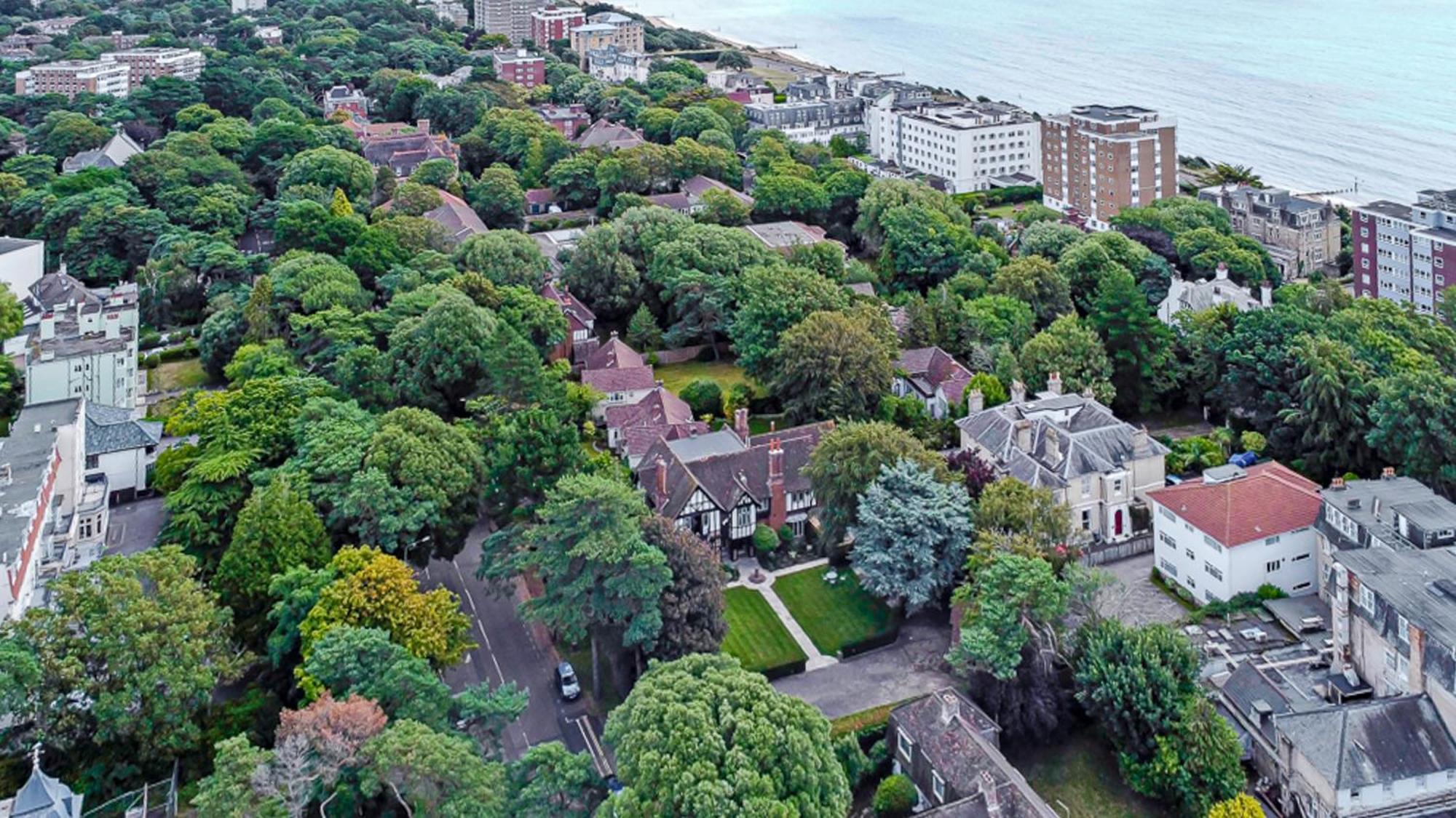 Tudor Grange Борнмът Екстериор снимка