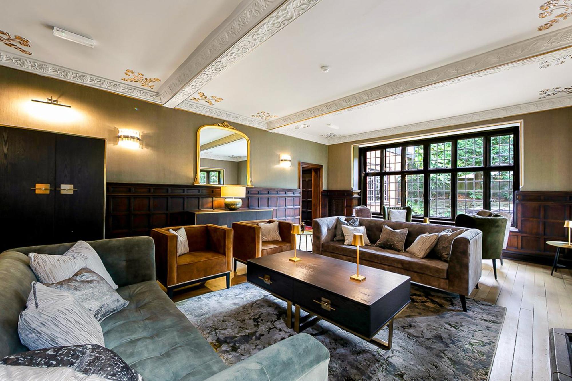 Tudor Grange Борнмът Екстериор снимка