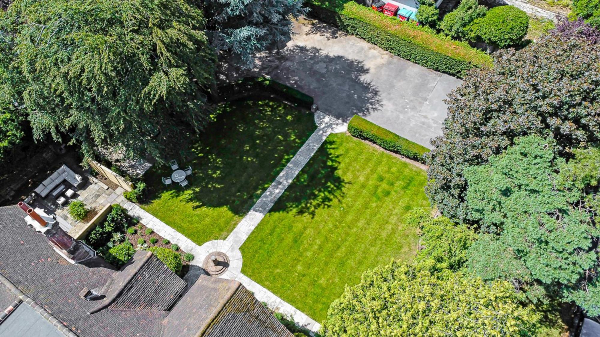 Tudor Grange Борнмът Екстериор снимка