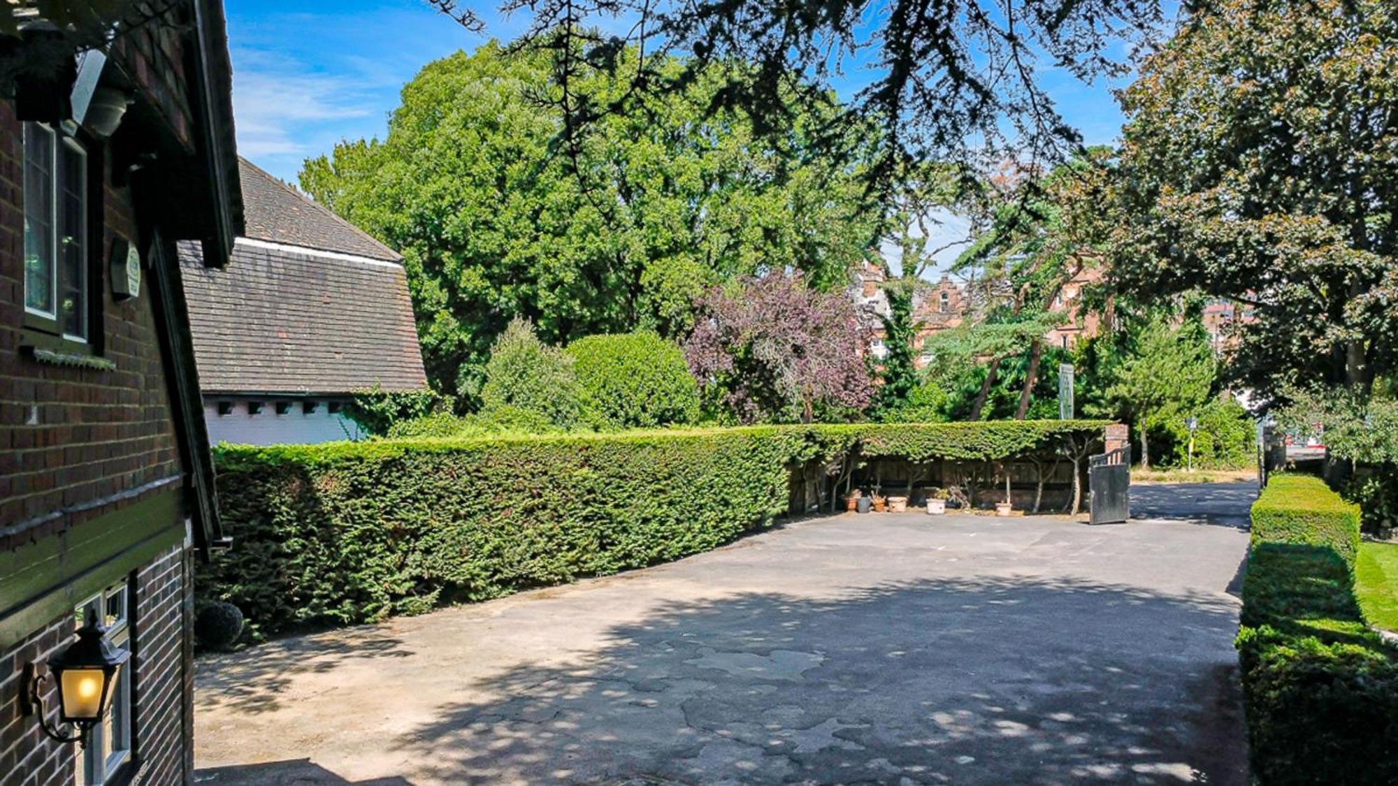 Tudor Grange Борнмът Екстериор снимка