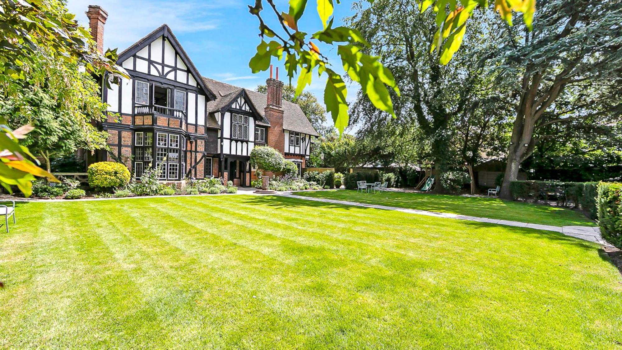 Tudor Grange Борнмът Екстериор снимка