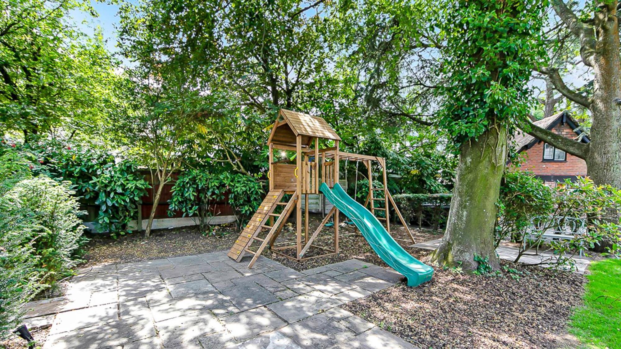Tudor Grange Борнмът Екстериор снимка